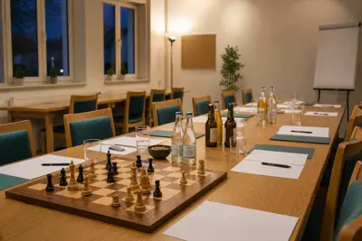 Vorbereiteter Versammlungsraum mit Schachbrett, Getränken und Sitzplätzen